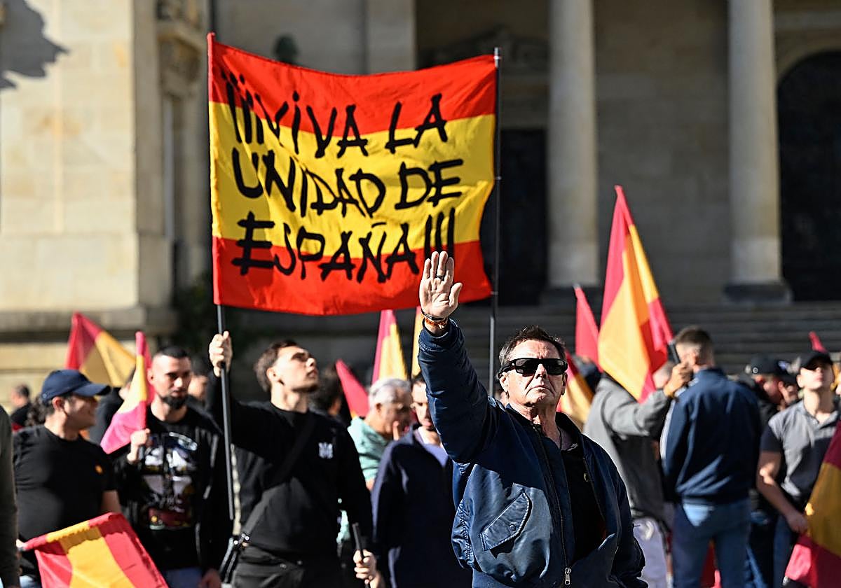 La concentración de la Falange el pasado 12 de octubre en Vitoria fue respondida por manifestantes antifascistas