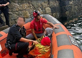 Los dos niños rescatados por la Cruz Roja, al ser llevados hasta el puerto de Zarautz.