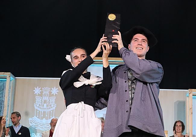 Maren Galvez eta Gorka Granado, irabazleen garaikurrarekin.