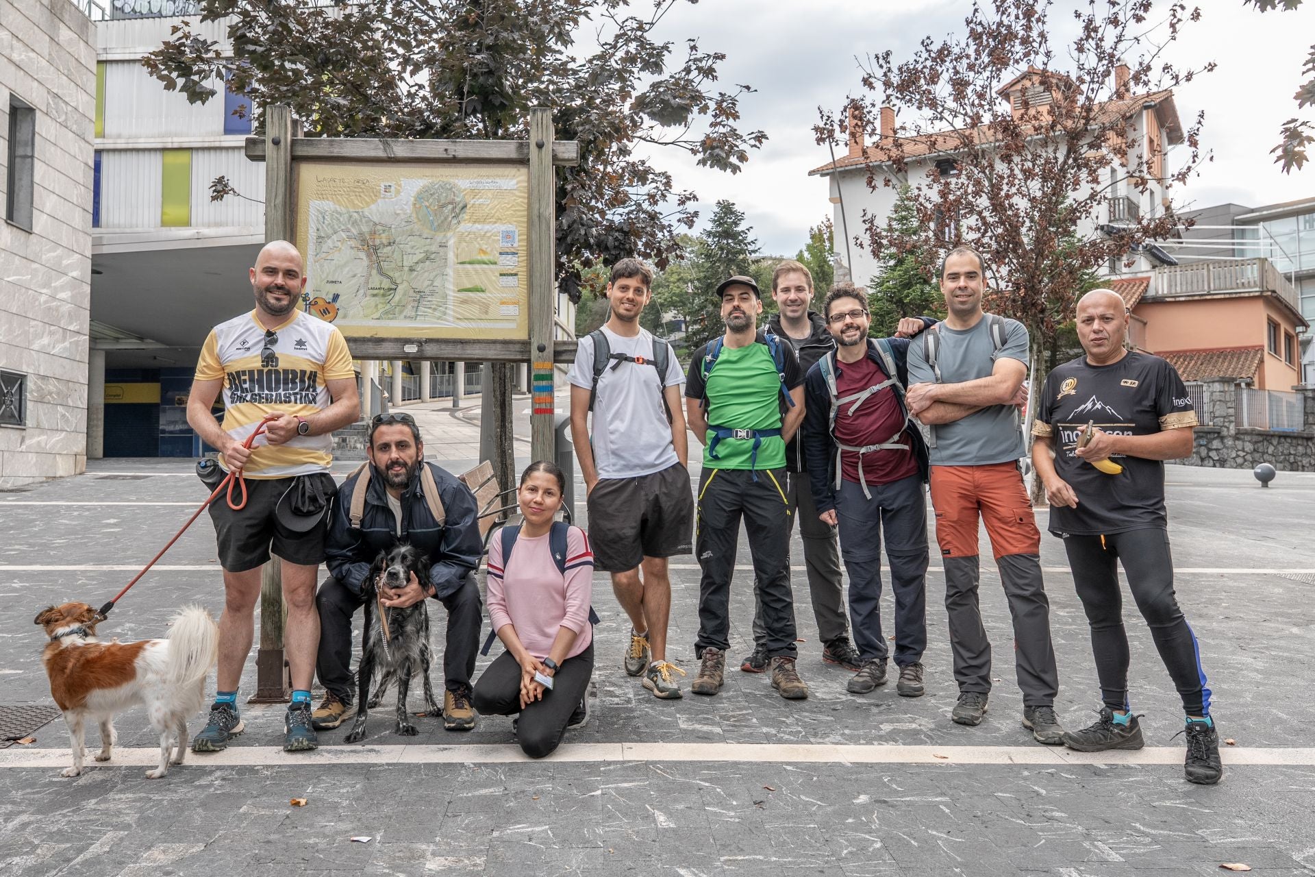 Imagen principal - Hainbat herritar animatu dira proposatutako txangoetan parte hartzera. 