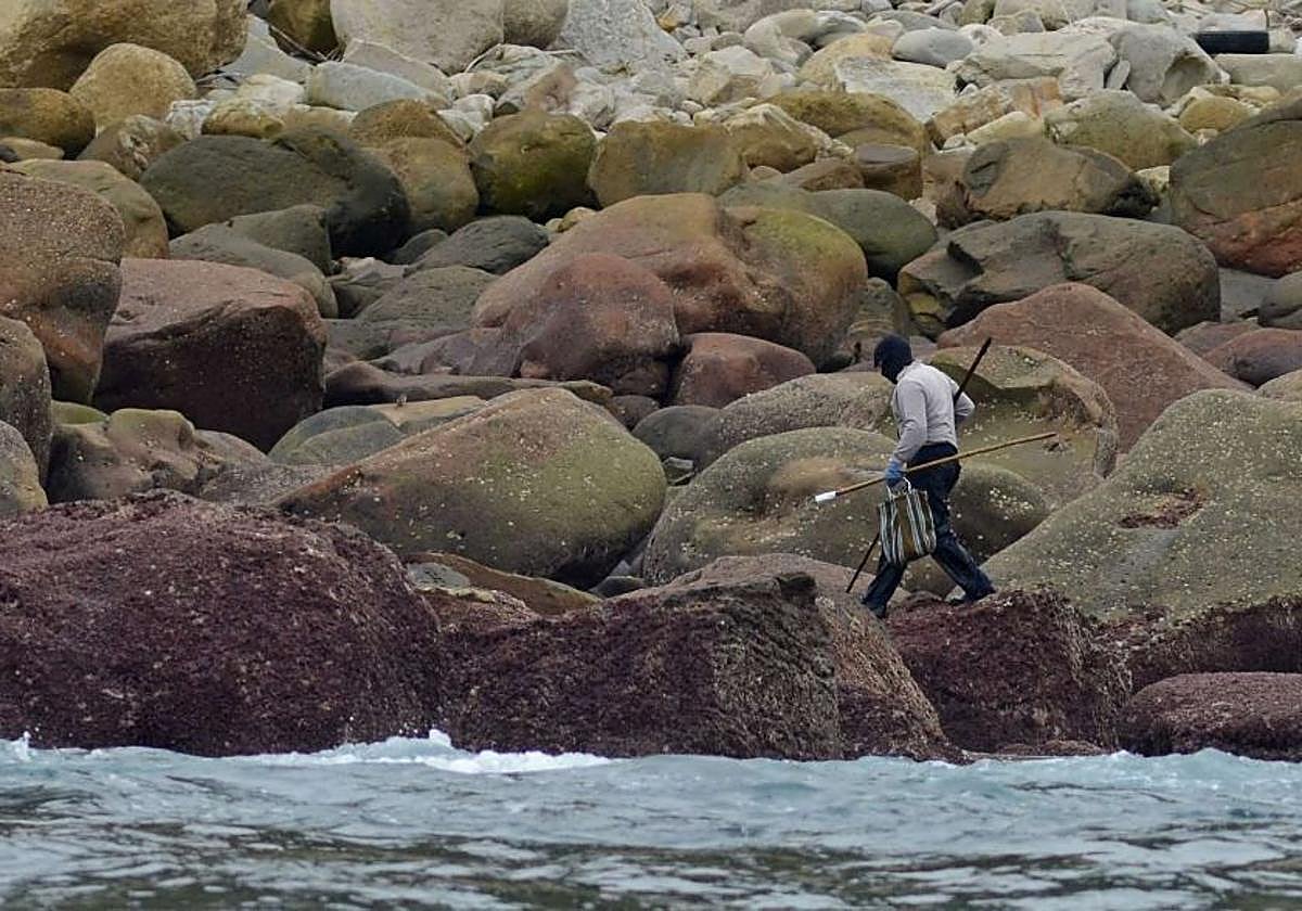 Inspección en una zona protegida de percebes entre Donostia y Orio.