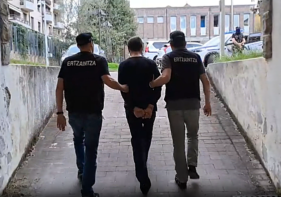 Agentes de la Ertzaintza trasladan al presunto homicida al Juzgado de Azpeitia.