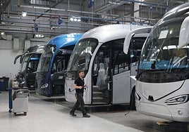 Un técnico de Irizar supervisa los vehículos de la planta de Ormaiztegi.