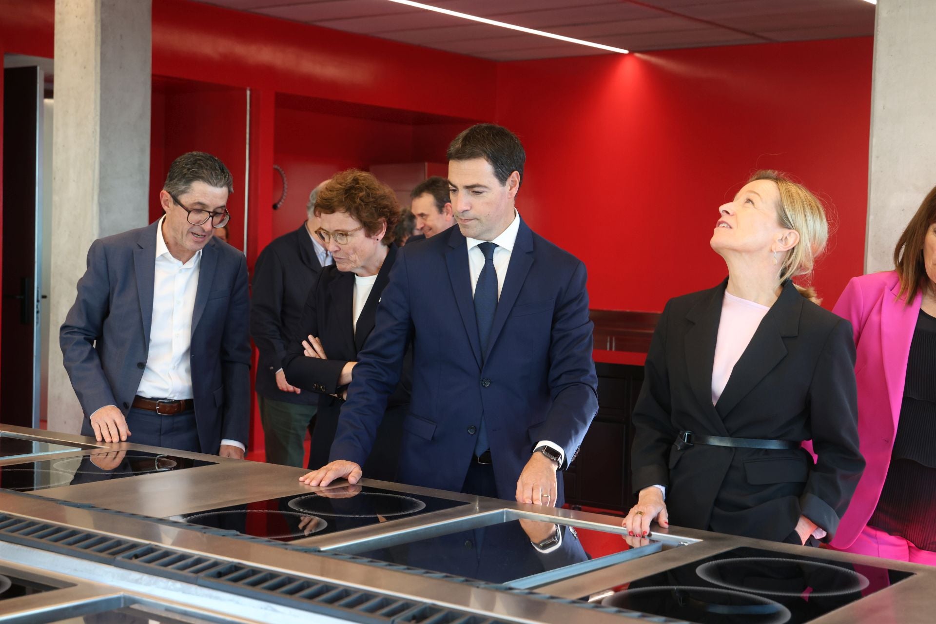 Joxe Mari Aizega, director del Basque Culinary Center, Nekane Arzallus, alcaldesa de San Sebastián, el lehendakari Imanol Pradales y Eider Mendoza, diputada general de Gipuzkoa, en los fogones del GOe.
