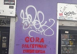 La alcaldesa de Azkoitia denuncia las pintadas de GKS: «¿Hace falta manchar nuestras paredes para defender a Palestina?»