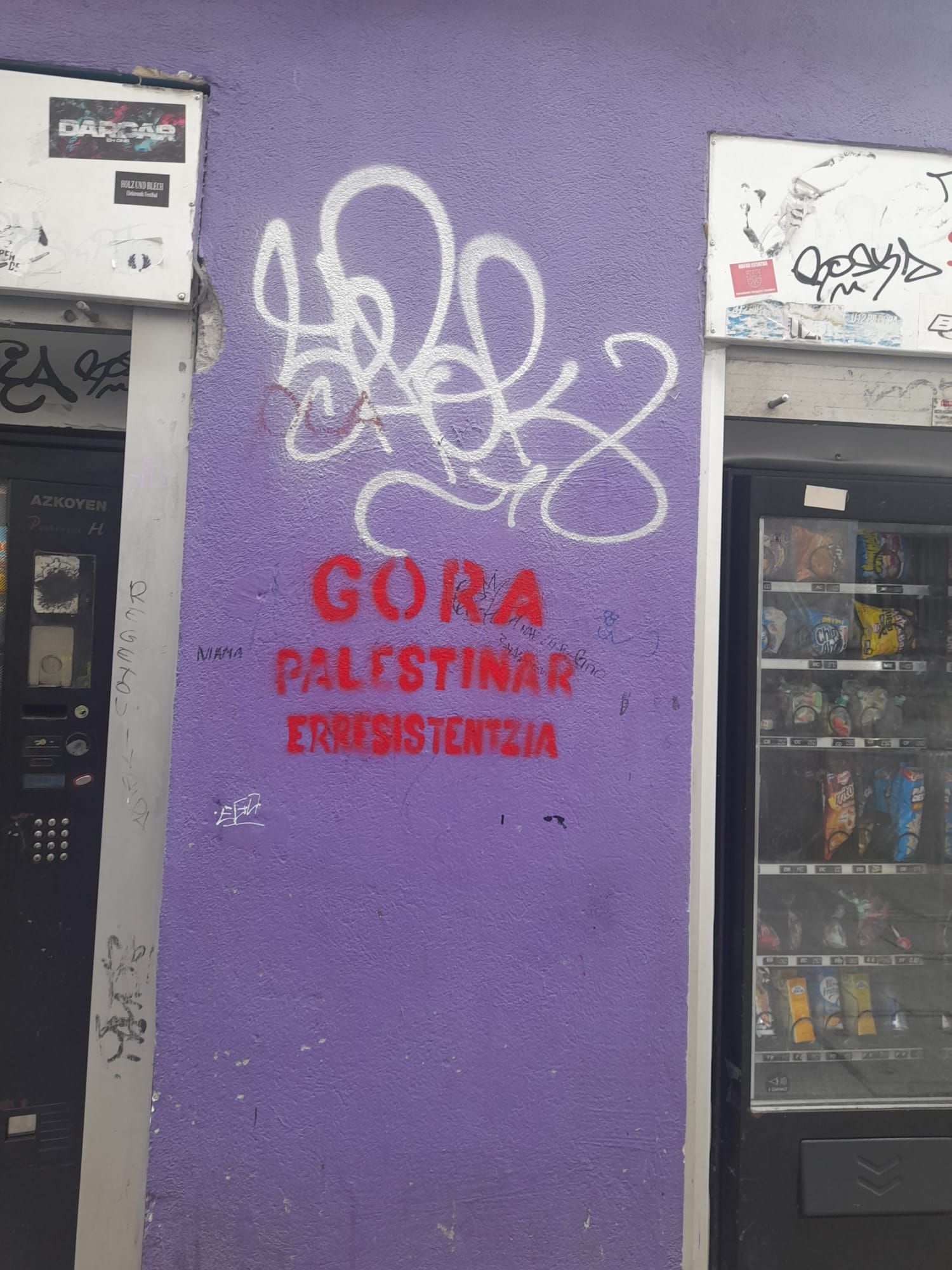 La alcaldesa de Azkoitia denuncia las pintadas de GKS: «¿Hace falta manchar nuestras paredes para defender a Palestina?»