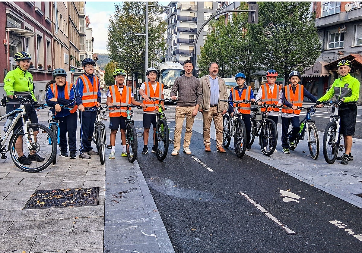 Los delegados Sergio Javier e Iñigo Bergés, acompañados por los educadores viales y un grupo de estudiantes.