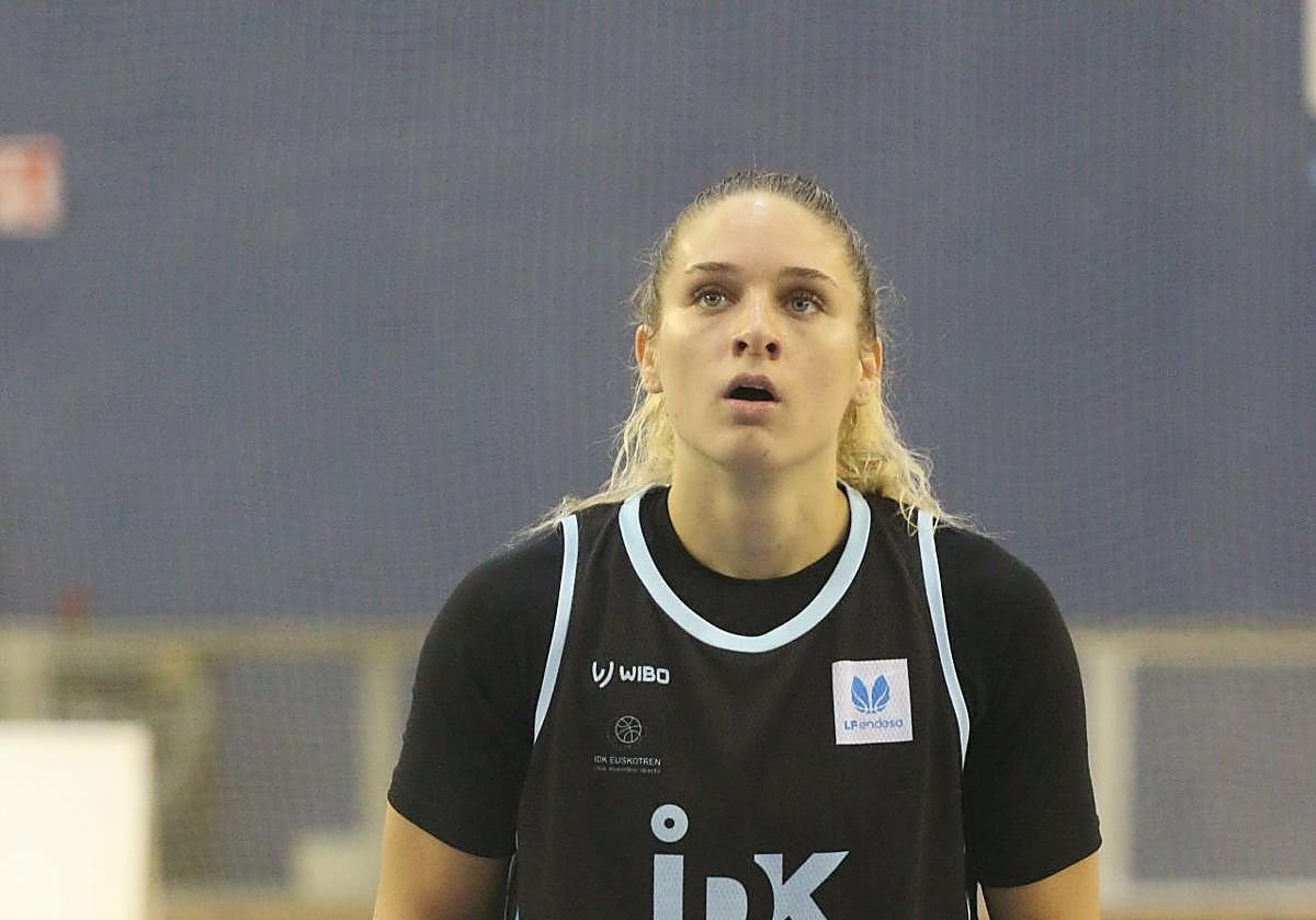 Paige Robinson, a punto de lanzar un tiro libre el sábado pasado ante el Estepona.