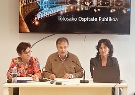 El consejero vasco de Salud, Alberto Martínez, flanqueado por la directora general de Osakidetza, Lore Bilbao, y la directora gerente de la OSI Donostialdea, Maite Martínez de Albéniz, en la presentación del Plan Funcional.