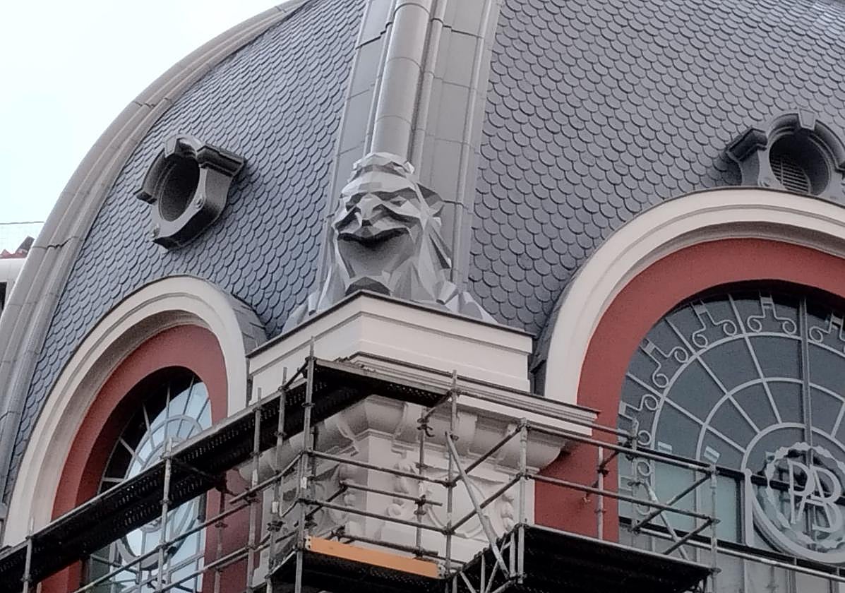 Cúpula reconstruida del Bellas Artes, con las máscaras grotescas a los lados y la vidriera central con el logo.