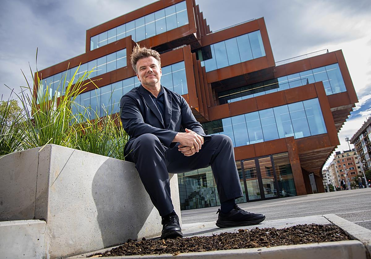 Bjarke Ingels, fundador y líder del estudio BIG, posa ayer ante 'su' edificio.