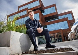 Bjarke Ingels, fundador y líder del estudio BIG, posa ayer ante 'su' edificio.