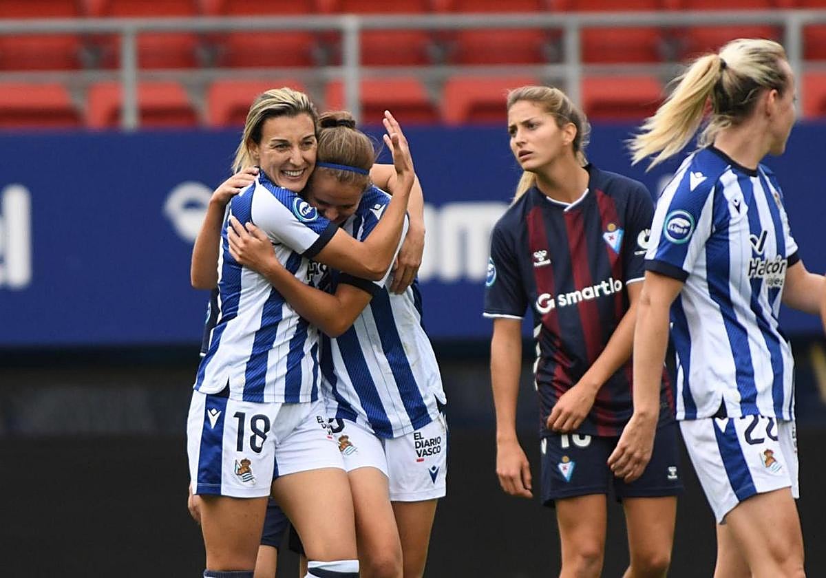 Las jugadoras de la Real se felicitan por la victoria.