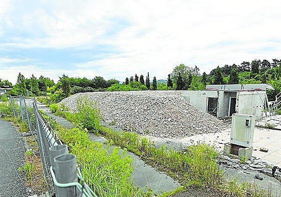Antiguo invernadero de jardinería que se transformará en un camping de autocaravanas.