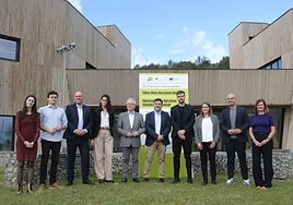 Representantes de las tres capitales y diputaciones, del Gobierno Vasco y de BlablaLab, este martes en la sede de Naturklima.