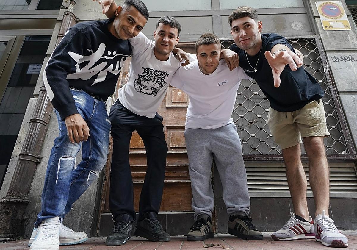 Kaleko musika egiten dutenez, kalean harrapatu ditu argazkilariak. Hona hemen ELC310, Pasaiakoak.