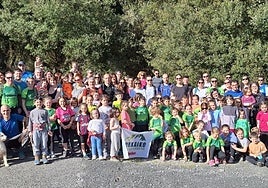 Participantes en la salida montañera que se llevó a cabo el pasado curso escolar por el valle mutrikuarra de Olatz.