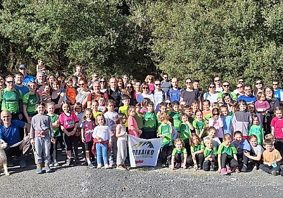Participantes en la salida montañera que se llevó a cabo el pasado curso escolar por el valle mutrikuarra de Olatz.