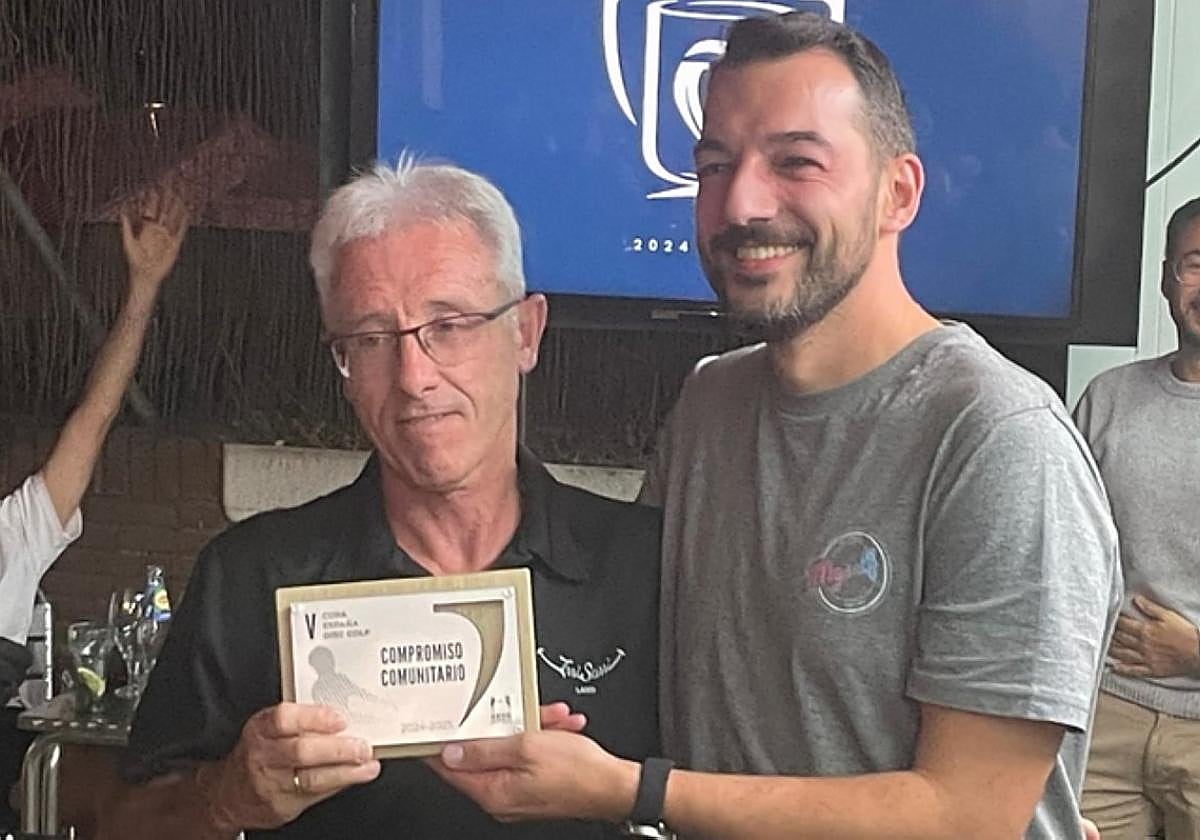 Mikel Ibarrola recibió un premio especial por su promoción del Disc Golf.