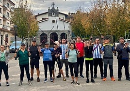A las nueve de la mañana se reunieron en la plaza los senderistas que eligieron la marcha nórdica para completar el recorrido.