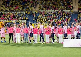 Los jugadores del Eibar y de la UD Las Palmas salieron al campo con una equipación rosa por el Día Mundial contra el Cáncer de Mama.