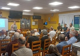 Una de las reuniones, con la concejala de Participación Garbiñe Oiarbide, en Iñurritza.