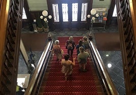 Participantes en una visita guiada descienden la escalinata principal.