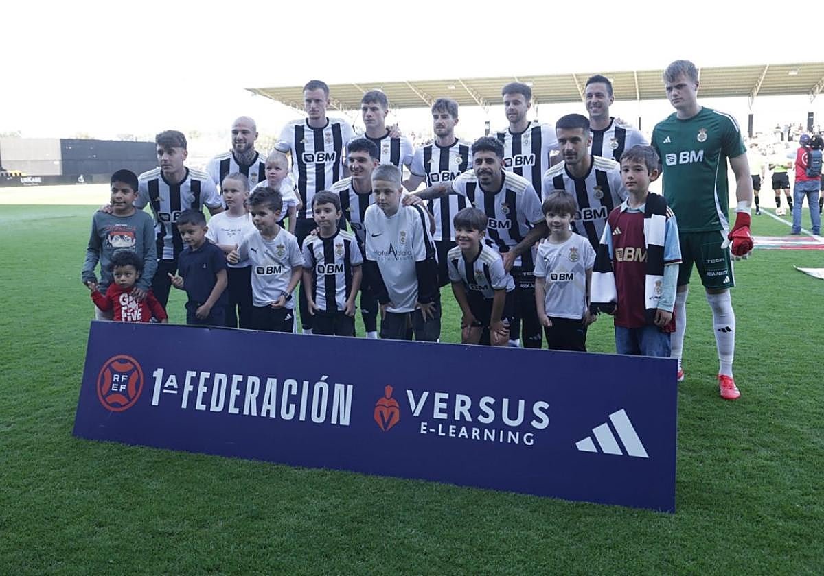 ¿Una plantilla de descenso? Domínguez, Vidorreta,Quintana, Garrido, Benito, San Bartoloméy Joseca, todos ellos en la imagen, continúan en la división de bronce.