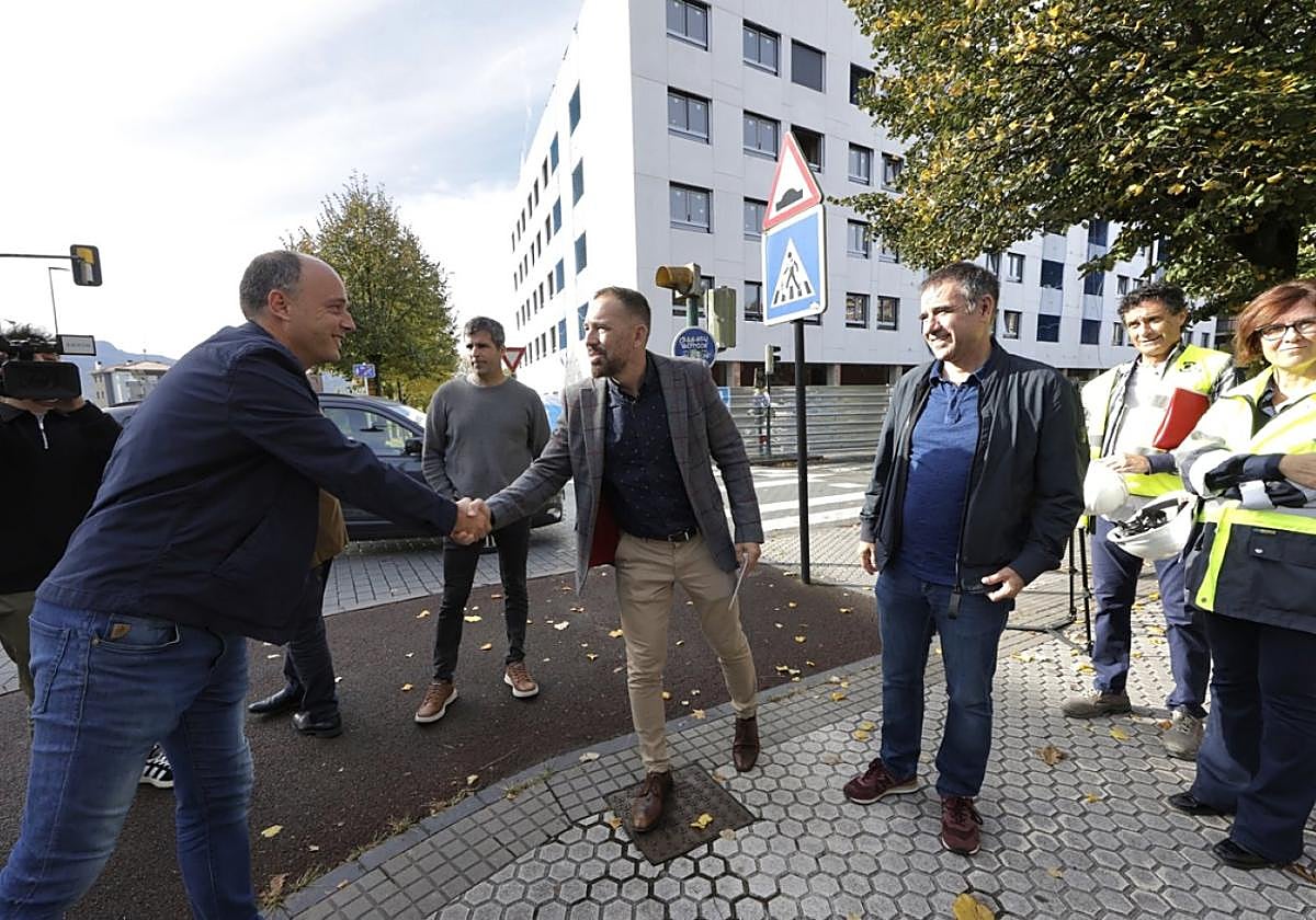 El alcalde Enparan recibió a Itxaso y De los Toyos, consejero y viceconsejero de Vivienda.