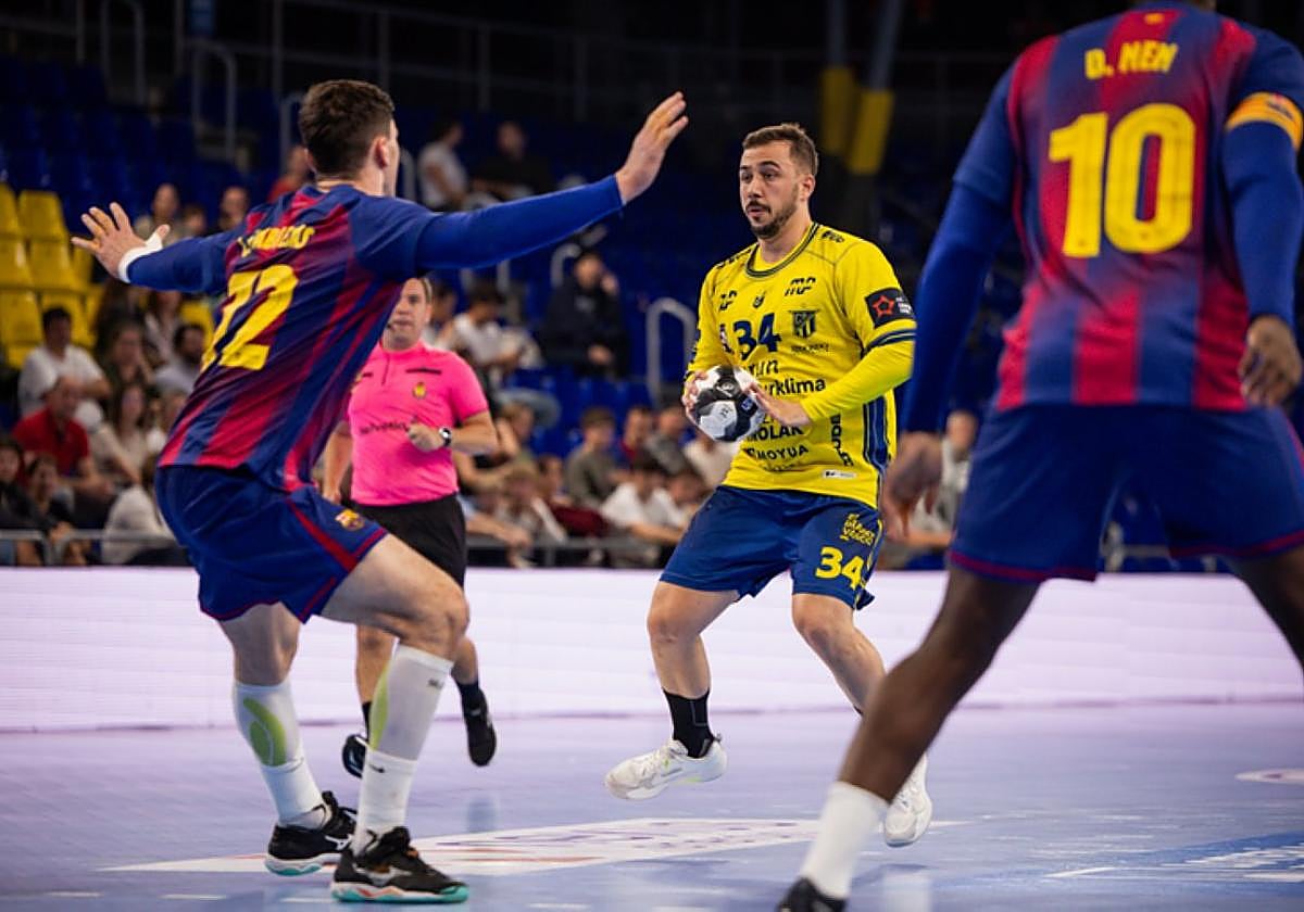 Nacho Valles encara a la defensa local en el Palau Blaugrana.