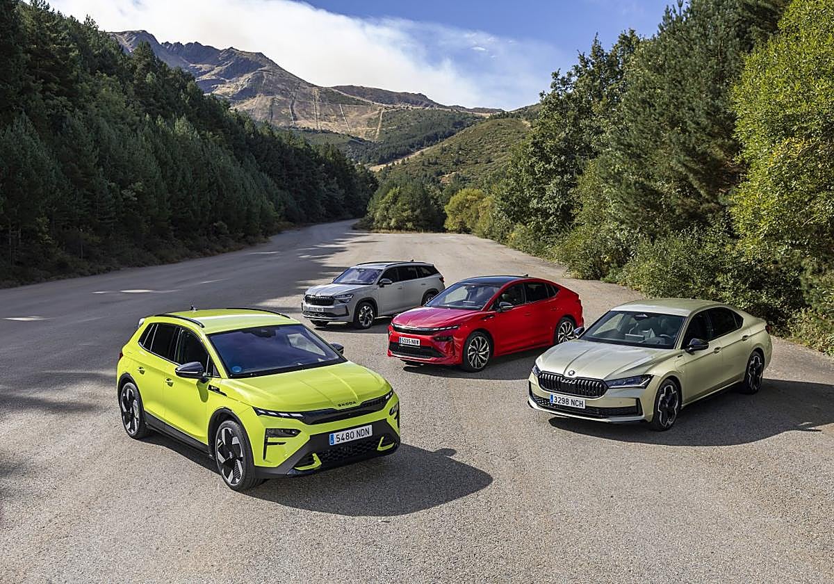 Una imagen de la gama actual de Skoda convehículos cero emisiones y electrificados. Abajo, interior del 100% eléctrico Elroq RS