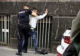 Un agente de la Ertzaintza realiza una detención.