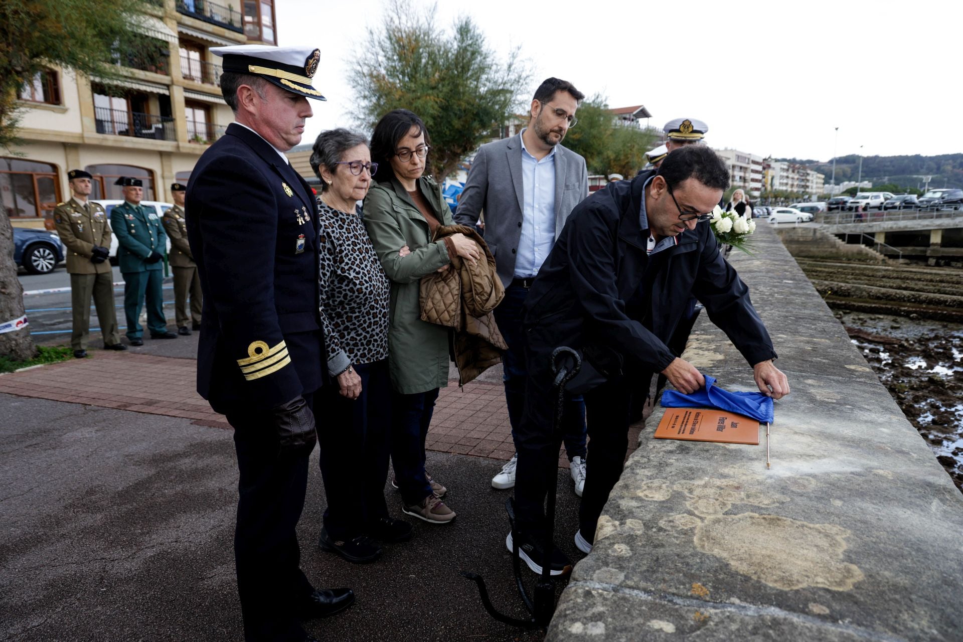 El comandante naval de San Sebastián, David Mínguez, y la familia de Juan Flores en la inauguración de la placa que han colocado en Hondarribia.