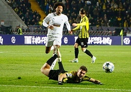 El atacante del Kairat Almaty Jorginho cae al suelo ante un defensor del Pafos, este martes en Almaty.