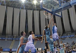 Terry pelea un rebote, este martes en Illunbe.