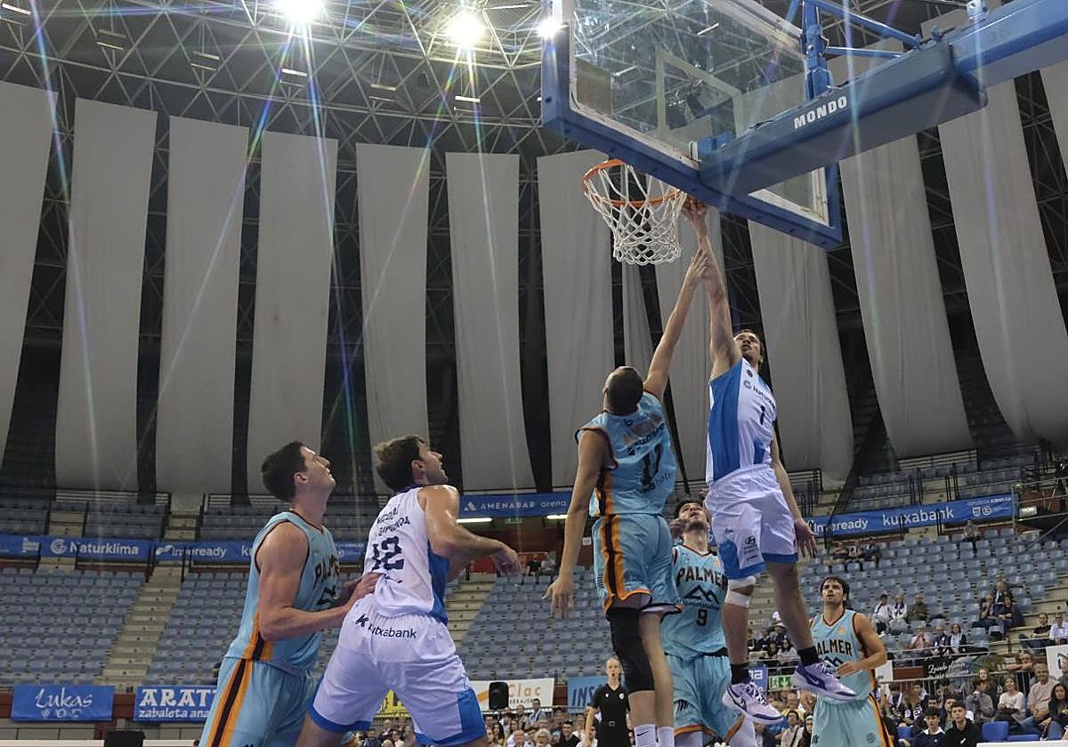 Terry pelea un rebote, este martes en Illunbe.