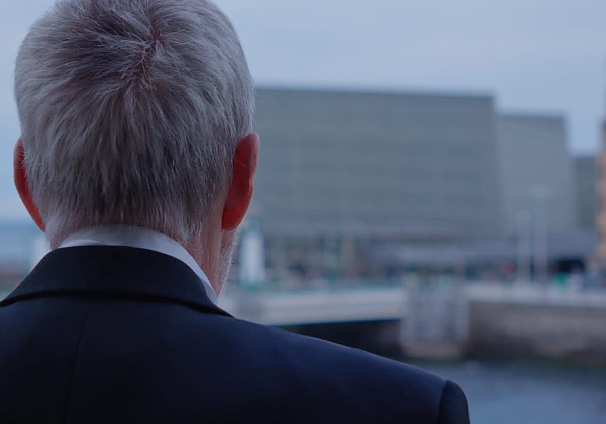 Imagen de Sainz Alfaro, asomado a un balcón del María Cristina, en el corto 'El maestro'.