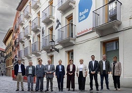 Los diputados junto a la alcaldesa de Errenteria frente al edificio Joxepa Antoni Anitzenea