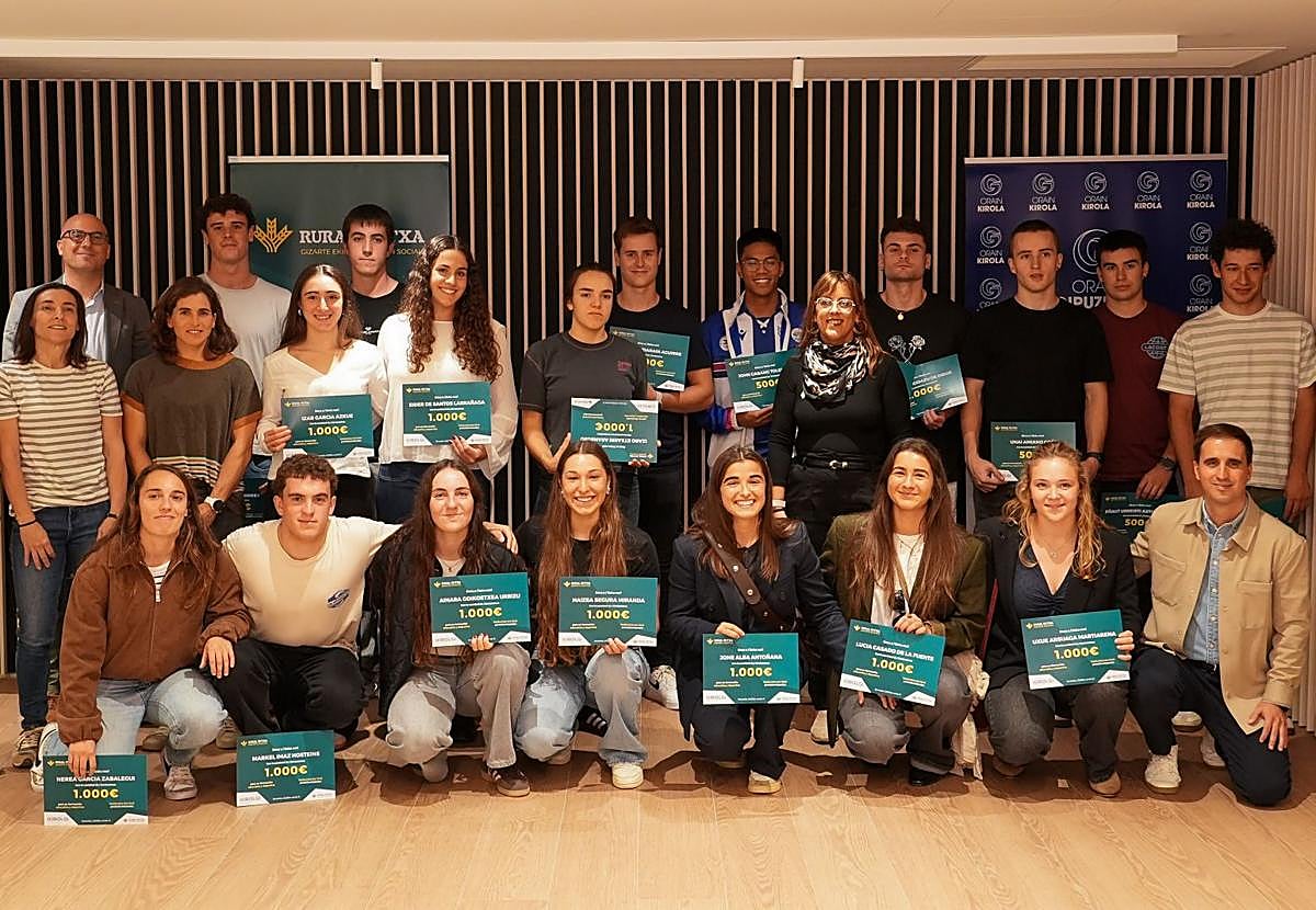 Foto de familia de las Becas al Talento Deportivo Rural Kutxa.