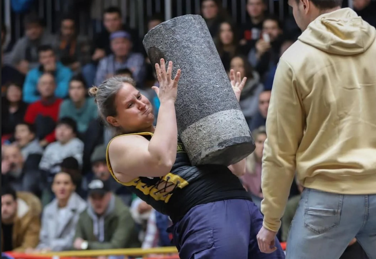 Patricia Martín levanta cilindros, cubos y esferas de entre 63 y 100 kilos.