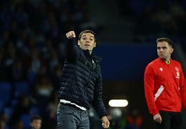 Mikel Labaka da indicaciones en la banda de Anoeta.