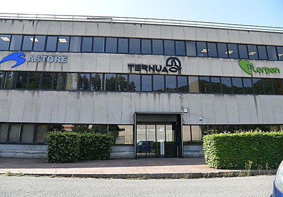 Fachada de Ternua con las marcas impresas.