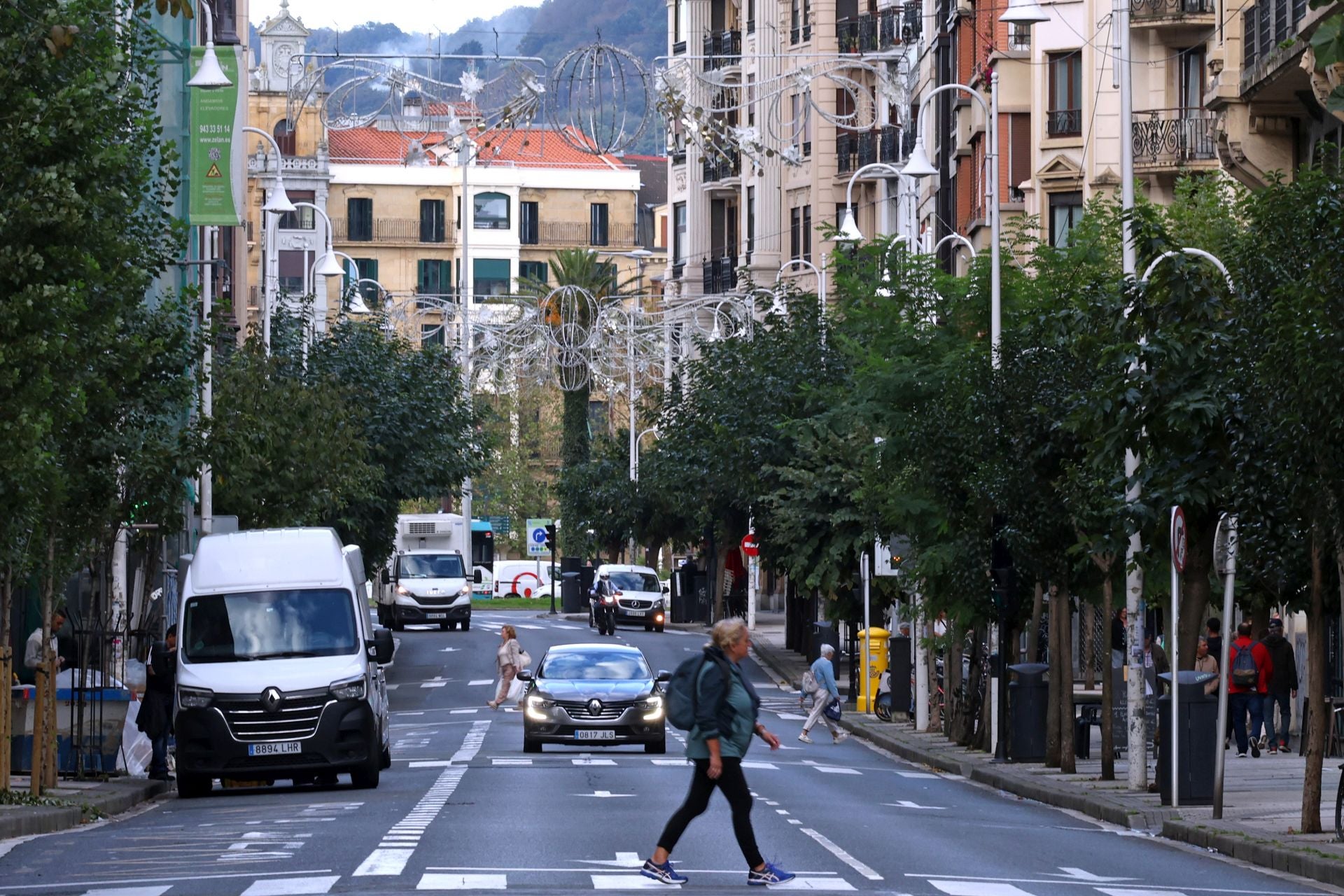 La ciudad ya se está preparando para la llegada de la Navidad. Aunque aún restan dos meses para celebrar las fiestas, la iluminación y adornos navideños ya se están instalando en calles, plazas y edificios donostiarras. Todo debe estar previsto para el viernes 28 de noviembre, día en el que la ciudad se ilumina y se inaugura la campaña de Navidad.