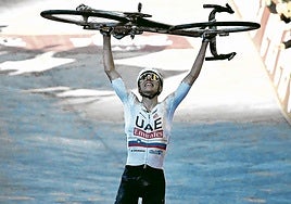 Tadej Pogacar celebra su victoria en la Strade Bianche.