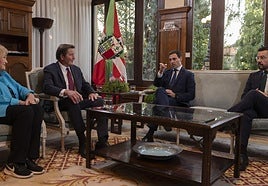 El congresista de Estados Unidos, John Garamendi, con su esposa, Patricia Wilkinson, este lunes con el lehendakari Pradales y Ander Caballero en Ajuria Enea