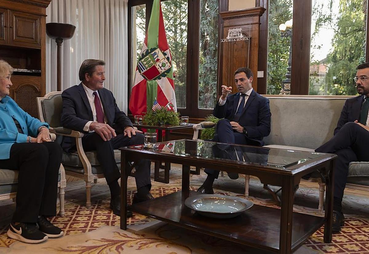 El congresista de Estados Unidos, John Garamendi, con su esposa, Patricia Wilkinson, este lunes con el lehendakari Pradales y Ander Caballero en Ajuria Enea