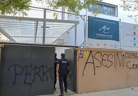 El colegio sevillano en el que se suicidó una alumna podría perder el concierto mientras crece la tensión con pintadas y amenazas