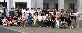 El alumnado que participó en la creación de las webs de la II edición de 'Elgoibartik Mundura' junto a representantes de las entidades implicadas.