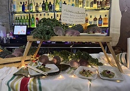 Algunos bares eibarreses se decoran a lo largo del concurso de pintxos que organiza Arrate Kultur Elkartea.