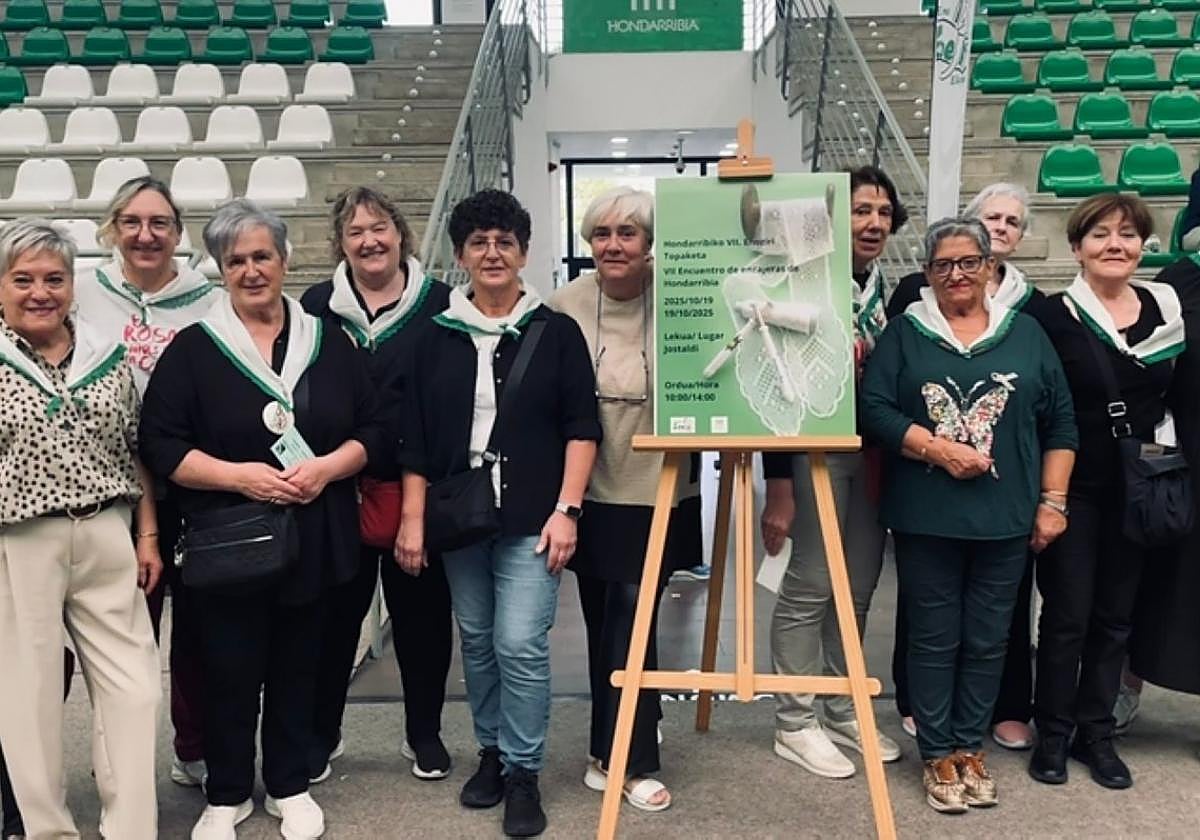 Integrantes del grupo de bolillos de Emeki Elkartea, en el Uranzu.